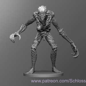 Könnte beinhalten: Eine graue 3D-gedruckte Miniatur eines monströsen Wesens mit scharfen Krallen, Zähnen und einem grotesken Aussehen. Das Wesen steht auf einem runden Sockel.