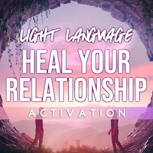 Op de afbeelding: Een digitale illustratie van twee figuren die in een roze en paarse landschap staan met een grote maan op de achtergrond. De tekst "LIGHT LANGUAGE HEAL YOUR RELATIONSHIP ACTIVATION" wordt weergegeven in witte letters.