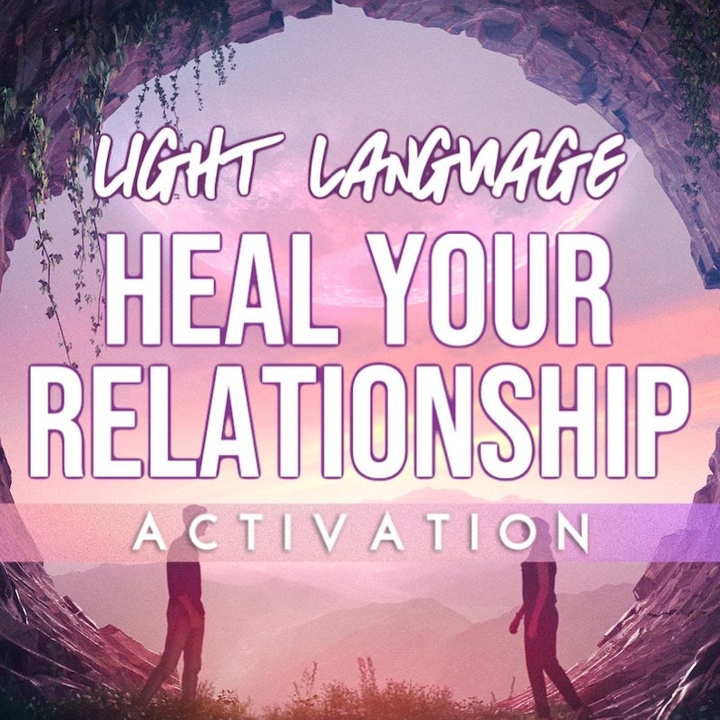 Op de afbeelding: Een digitale illustratie van twee figuren die in een roze en paarse landschap staan met een grote maan op de achtergrond. De tekst "LIGHT LANGUAGE HEAL YOUR RELATIONSHIP ACTIVATION" wordt weergegeven in witte letters.
