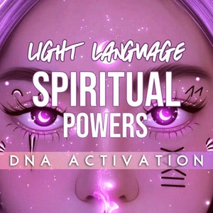 Op de afbeelding: Een digitale illustratie van een vrouwen gezicht met gloeiende paarse ogen en een halve maan in elke pupil. De tekst "LIGHT LANGUAGE SPIRITUAL POWERS DNA ACTIVATION" is geschreven in een vet, wit lettertype.