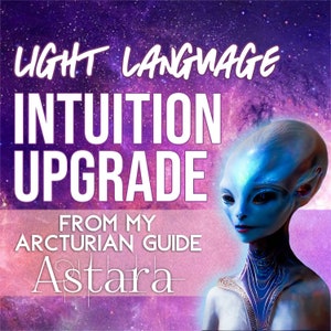 Può includere: Un'illustrazione digitale di un alieno blu con occhi grandi e uno sfondo di galassia viola. Il testo "LIGHT LANGUAGE INTUITION UPGRADE FROM MY ARCTURIAN GUIDE Astara" è scritto in bianco sull'immagine.
