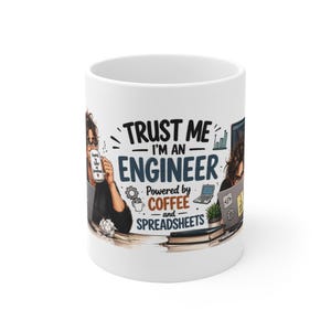 Pode incluir: Uma caneca de cerâmica branca com uma ilustração gráfica de um engenheiro a trabalhar numa secretária com um portátil. O texto diz: TRUST ME I'M AN ENGINEER Powered by COFFEE and SPREADSHEETS. O design inclui ícones de engrenagem e gráficos.