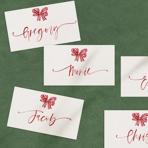 Modelo de cartão de lugar de Natal, cartões de nome de caligrafia para impressão, configuração de lugar de feriado, download editável, decoração de mesa de Natal, cartões de nome