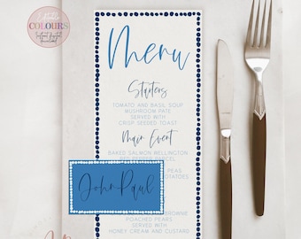 Op de afbeelding: Een witte tafeldekking met een blauw-witte menukaart waarop staat: "Menu", "Voorgerechten", "Tomaten- en basilicumsoep", "Champignonpastei", "Geserveerd met", "Knapperig toast met zaden", "Hoofdgerecht", "Gebakken zalm Wellington", "Cel", "Erwten", "Aardappelen", "Browne", "Gepofte peren", "Geserveerd met", "Honingroom en custard". Een blauwe plaatskaart met de naam "John Paul" ligt op de menukaart. Rechts van de menukaart liggen een zilveren vork en mes.