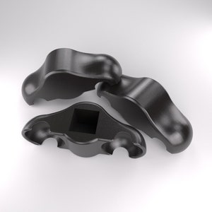 Könnte beinhalten: Drei schwarze Metall-Kipphebel mit einem quadratischen Loch in der Mitte. Die Kipphebel sind für den Einsatz in einem Motor ausgelegt.
