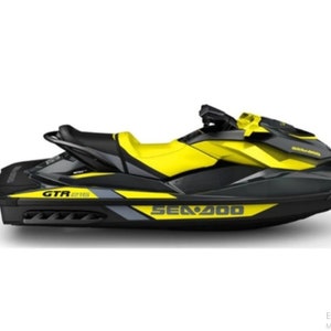 以下が含まれることがあります： 黒と黄色のシー-ドゥー GTR 215 の水上バイク。水上バイクは黒と灰色のシートと、側面に黒と黄色のシー-ドゥーのロゴがあります。