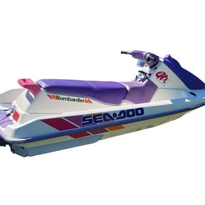 Może przedstawiać: Biało-fioletowy skuter wodny Sea-Doo z napisem "Sea-Doo" i "Bombardier" na boku.