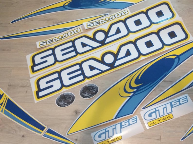 Peut inclure: Un ensemble d'autocollants jaunes et bleus avec le texte "Sea 400" et "GTi SE 4-TEC".