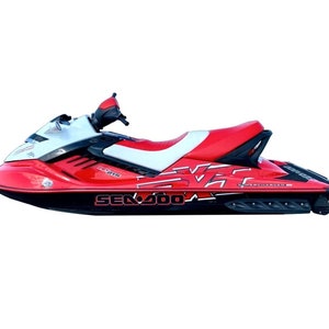 Peut inclure: Un jet ski Sea-Doo rouge et blanc avec des accents noirs et le texte "Sea-Doo" et "Supercharged" sur le c&ocirc;t&eacute;.