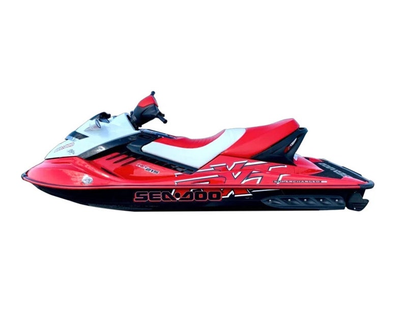 Peut inclure: Un jet ski Sea-Doo rouge et blanc avec des accents noirs et le texte "Sea-Doo" et "Supercharged" sur le c&ocirc;t&eacute;.