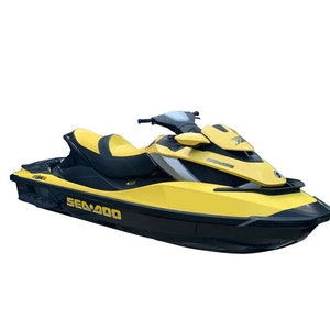 Puede incluir: Una moto acu&aacute;tica Sea-Doo Spark amarilla y negra con el texto "Sea-Doo" y "Spark" en el lateral.