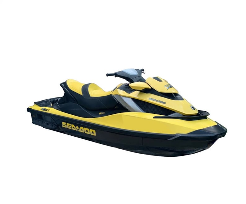 Puede incluir: Una moto acu&aacute;tica Sea-Doo Spark amarilla y negra con el texto "Sea-Doo" y "Spark" en el lateral.