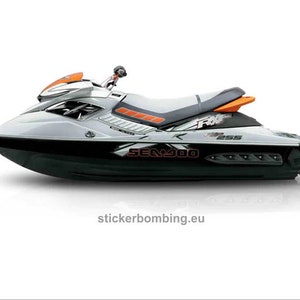 Puede incluir: Una moto acu&aacute;tica Sea-Doo Spark 2 plazas blanca y negra con detalles naranjas. La moto acu&aacute;tica tiene un dise&ntilde;o gr&aacute;fico en blanco y negro con el texto "Sea-Doo" y "Spark" en el lateral.