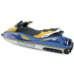 Peut inclure: Un jet ski Sea-Doo bleu et jaune avec une selle blanche et un guidon noir. Le jet ski porte l'inscription "Sea-Doo" et "GTX" sur le c&ocirc;t&eacute;.