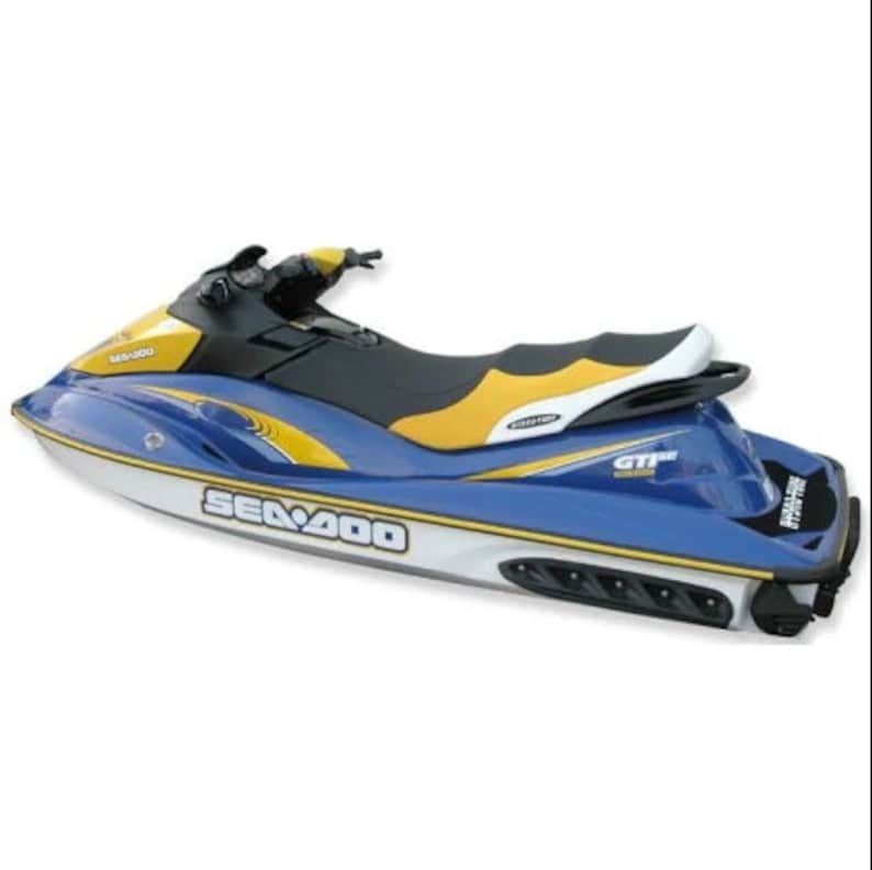 Peut inclure: Un jet ski Sea-Doo bleu et jaune avec une selle blanche et un guidon noir. Le jet ski porte l'inscription "Sea-Doo" et "GTX" sur le c&ocirc;t&eacute;.
