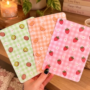 Wkładka do czytnika Kindle z motywem letnich owoców | Wkładka do etui na czytnik e-booków w kratkę | Uroczy wystrój książkowy z truskawkami, pomarańczami i kiwi