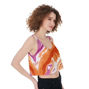 Lesbian Pride Crop Tank Top Tamaños S a 3XL Colores de pintura vertida de la bandera del orgullo lésbico LGBTQIA+ Regalo de ropa para lesbianas sáficas WLW
