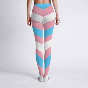 Puede incluir: Un juego de tres tazas de cerámica con un acabado mate moteado. Las tazas son en tonos crema, gris claro y gris oscuro. Cada taza tiene un diseño simple y minimalista, perfecto para café o té.