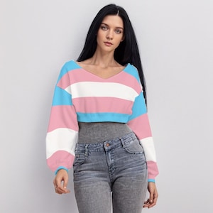 Top corto a maniche lunghe con scollo a V e scritta "Transgender Pride", colori della bandiera del Transgender Pride, abbigliamento LGBT, regalo perfetto per le persone transgender