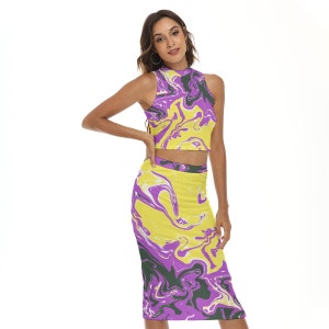 Puede incluir: Un conjunto de dos piezas con un top corto sin mangas y una falda midi. Ambas piezas presentan un patrón abstracto de remolino amarillo, morado y negro.