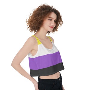 Peut inclure: Un débardeur court à rayures horizontales jaunes, blanches, violettes et noires. Le débardeur est sans manches et a un col rond.