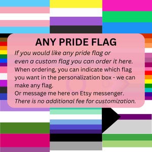 Puede incluir: La imagen muestra varias banderas del orgullo en el fondo. Un rectángulo rosa muestra el texto "ANY PRIDE FLAG". El texto explica cómo pedir una bandera personalizada y contactar al vendedor.