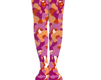 Calcetines altos hasta el muslo con el diseño del orgullo lésbico, estampado de camuflaje del orgullo lésbico, ropa LGBTQIA+, totalmente personalizable para lesbianas, sáficas y mujeres que aman a mujeres.