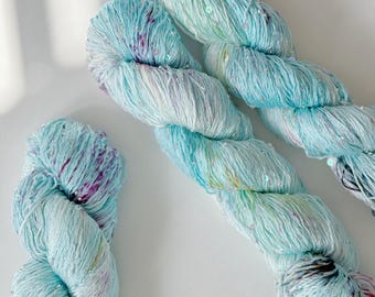 Hilo teñido a mano con lentejuelas y cuentas / Mezcla de seda degradada de lujo para tejer / ganchillo / 100 g / 380 m / 415 yardas