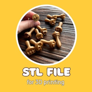 Op de afbeelding: Een verzameling kleine, bruin gekleurde stempels met handvatten, sommige in een hand gehouden, gerangschikt op een houten oppervlak. De stempels hebben verschillende vormen op hun bases. De tekst "STL FILE for 3D printing" wordt hieronder weergegeven.