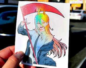 Può includere: Un adesivo olografico raffigurante un personaggio anime con lunghi capelli multicolori e corna, che indossa una camicia con colletto e una cravatta sotto una giacca scura. Il personaggio tiene sopra la testa una grande lama di falce rossa curva, con una finitura riflettente vibrante che cambia colore alla luce.