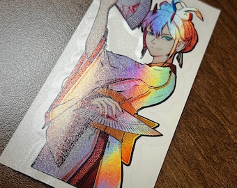 Può includere: Un adesivo olografico con una donna con capelli blu e rossi che tiene un ventaglio. Indossa un kimono bianco e arcobaleno con un motivo floreale.