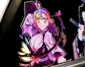 Può includere: Adesivo in stile anime con un personaggio femminile con capelli arcobaleno e occhi gialli. Indossa un abito bianco e nero e tiene una spada. L'adesivo ha un effetto olografico con accenti colorati.