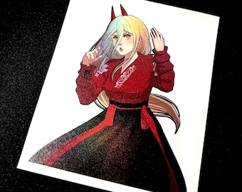 Può includere: Un adesivo rettangolare raffigurante un personaggio in stile anime con lunghi capelli color arcobaleno e due corna rosse. Il personaggio indossa un top rosso a maniche lunghe con ricami floreali bianchi e una gonna nera con dettagli rossi.