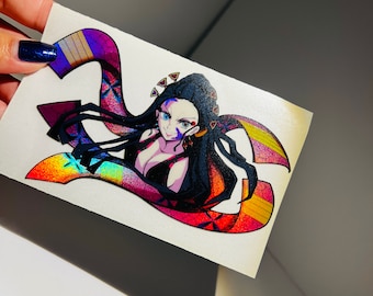 Può includere: Un adesivo olografico raffigurante un personaggio anime colorato con lunghi capelli neri e dettagli intricati. Il personaggio ha gli occhi blu ed è adornato con elementi decorativi. L'adesivo ha un effetto arcobaleno ed è tenuto su uno sfondo bianco.