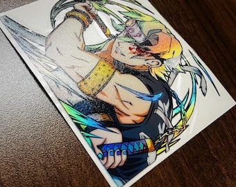 Può includere: Adesivo olografico raffigurante un personaggio anime dinamico con una spada. Il personaggio ha i capelli gialli, un abito nero e dettagli dorati. L'adesivo ha una lucentezza arcobaleno, con riflessi blu, verdi e gialli. L'immagine è su uno sfondo scuro.