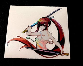 Può includere: Un adesivo con un'illustrazione in stile anime di un personaggio femminile con i capelli rossi e due spade. Il personaggio indossa un top olografico e ha un'espressione determinata.