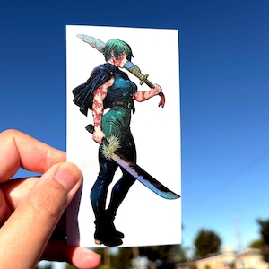 Könnte beinhalten: Ein weißer, rechteckiger Aufkleber mit einer Manga-Illustration eines weiblichen Charakters mit grünen Haaren, der zwei Schwerter hält. Die Figur trägt ein dunkelblaues Outfit und schwarze Stiefel. Der Hintergrund ist ein klarer blauer Himmel.