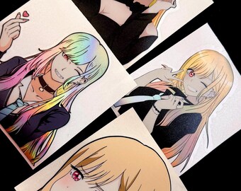 Può includere: Una collezione di adesivi in stile anime con un personaggio biondo con gli occhi rossi. Gli adesivi hanno un effetto olografico, con il personaggio in varie pose e abiti. Lo sfondo è nero.