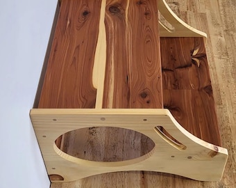 Taburete infantil de madera personalizado – Mobiliario Montessori, con nombre grabado a medida.