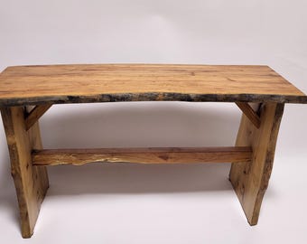 Banco de roble con borde natural, asiento rústico de madera maciza, asiento moderno para pasillo de estilo granja.