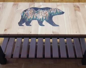 Banco rústico com estampa de urso na floresta e espaço para guardar sapatos, em madeira maciça com acabamento em epóxi.