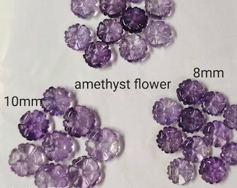 Könnte beinhalten: Sortiment aus Amethyst-Blumenperlen in drei Größen: 8 mm, 9 mm und 10 mm. Die Perlen sind hellviolett und haben ein geschnitztes Blumenmuster.