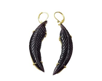 Pendientes de hojas de amatista hidrografiadas hechos a mano, pendientes colgantes de plumas talladas envueltas en alambre de latón, pendientes colgantes botánicos de amatista, regalo de joyería inspirada en la naturaleza
