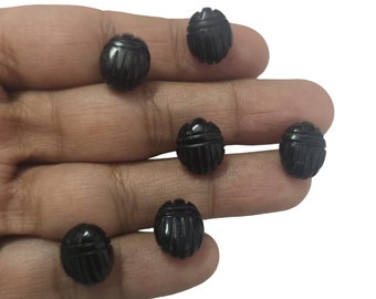 ブラックオニキススカラベビーズ：手彫りの宝石カブトムシチャーム（10 x 12 mm）