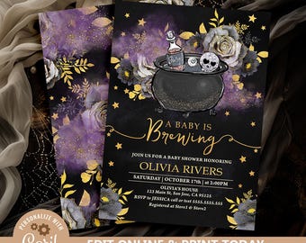 Puede incluir: Invitación a un baby shower con temática de Halloween con fondo negro, caldero, calavera y detalles florales. El texto dice "A Baby is Brewing" e incluye detalles del evento. La invitación tiene un sobre a juego.