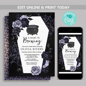 Può includere: Un invito per una festa pre-nascita in bianco e nero con un calderone e fiori. Il testo recita "A Baby is Brewing" e include il nome Olivia Rivers. L'invito è decorato con un motivo a ragnatela.