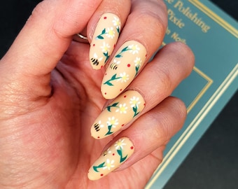 Daisies and Bees Floral Springtime Press On Nails Set, Flowers, Summer Nails, Fairytale Nails, Whimsical Nails