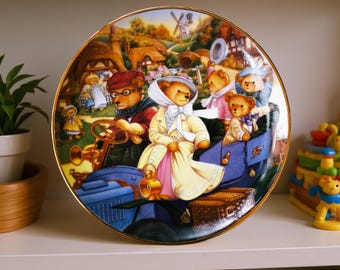 Placa de Gran Tour con Oso de Peluche – Carol Lawson, Colección de Heirloom de Franklin Mint