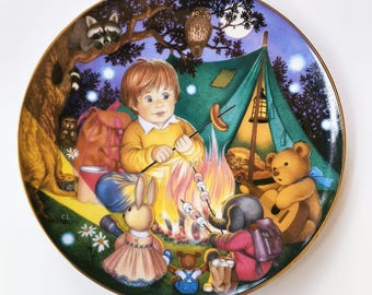 Plato coleccionable Carol Lawson vintage de 1991: «Acampando» / Plato decorativo infantil