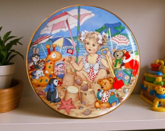 Plato coleccionable Carol Lawson vintage de 1990: "Castillos de arena" / Plato decorativo infantil